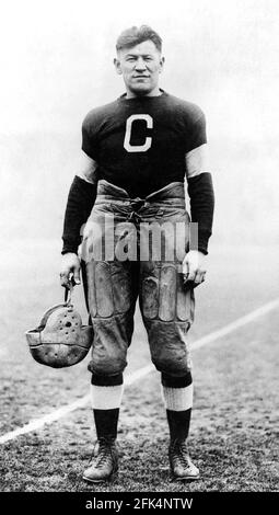 Jim Thorpe. Ritratto dell'atleta americano e medaglia d'oro olimpica, James Francis Thorpe (1887-1953), giocando a calcio per il Canton Bulldogs, c. 1915-1920 Foto Stock