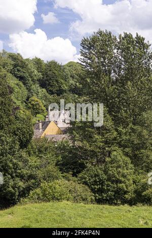 Casa Daneway del XIV secolo vista dalla riserva naturale Daneway Banks Nel Gloucestershire Cotswolds Regno Unito Foto Stock