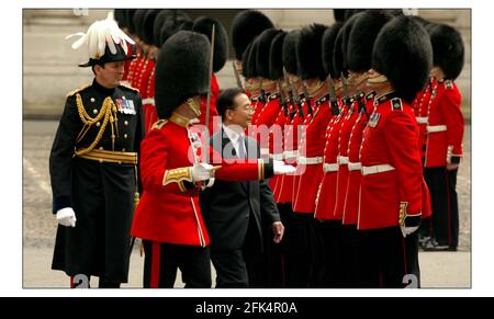 Tony Blair incontra il Premier del Consiglio di Stato della Repubblica popolare Cinese, S.E. il signor Wen Jiabao nel cortile dell'Ufficio di Foriegn per ispezionare la guardia d'onore, le regine co primo Batalion Grenadier Guards.pic David Sandison 10/5/2004 Foto Stock