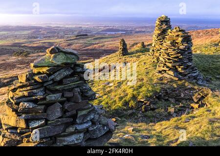 Cairns (conosciuto localmente come curricks) costruito in pietra di muro quarried sulla cima di Talkin cadde a 381 metri sulla Pennines Nord a Talkin, Cumbria UK Foto Stock