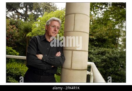 Michael Aspel a casa nella zona ovest di Londra.pic David Sandison 30/4/2004 Foto Stock