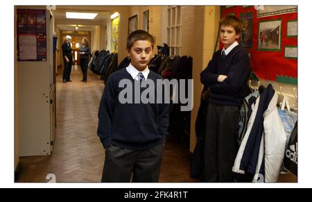 Richard Baker (11) a destra e Charles Myristic (10) hanno lasciato che sono entrambi più vecchi dell'età standard degli allievi nel loro gruppo di anno nella loro scuola, Osidge Primary School, Southgate London. Sullo sfondo, i loro Mothers Clair Baker (capelli grigi) e Tania myristic David Sandison 4/5/2004 Foto Stock