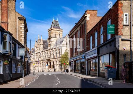 Tranquilla mattina presto a Derngate guardando verso il centro città di Northampton Guild Hall in una luminosa mattina soleggiata, Northamptonshire, Inghilterra, Regno Unito. Foto Stock