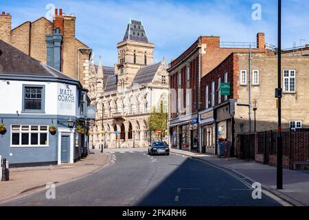 Tranquilla mattina presto a Derngate guardando verso il centro città di Northampton Guild Hall in una luminosa mattina soleggiata, Northamptonshire, Inghilterra, Regno Unito. Foto Stock