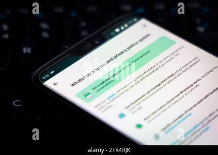 Condizioni d'uso WhatsApp su uno smartphone rispetto a un computer PC. Foto Stock