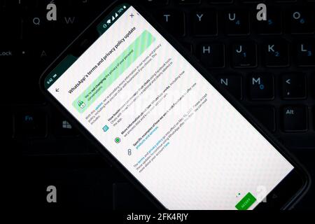 Condizioni d'uso WhatsApp su uno smartphone rispetto a un computer PC. Foto Stock