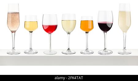 Bicchieri con vino diverso su ripiano bianco. Foto Stock