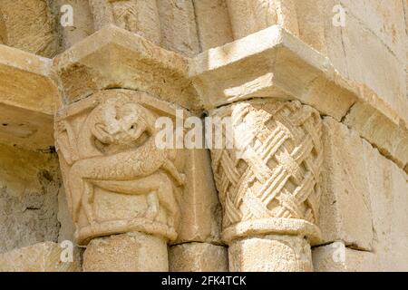 Basso angolo di colonne del romanico eremo di San Pantaleon a Burgos, Castilla y Leon Foto Stock