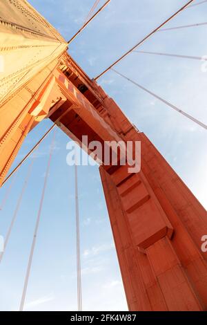 Il Golden Gate Bridge Southern Tower Low Angle View. San Francisco, California, Stati Uniti. Foto Stock