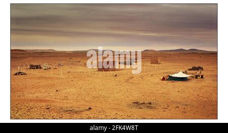 CRISI DELLA FAME IN MAURITANIA Vedi storia McCarthy Il villaggio di Glaibatt Nour, colpito dalla fame, nella siccità aftout Regione della Mauritania fotografia di David Sandison Foto Stock