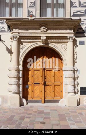 Cracovia. Cracovia.Polonia. Ingresso in stile rinascimentale al Palazzo della Casa di Dean`s in via Kanonicza. Frase latina 'a este pro Foto Stock