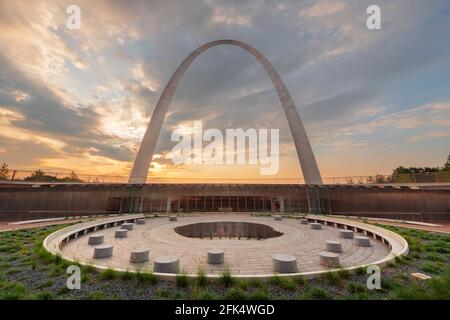 ST. LOUIS, MISSOURI - 25 AGOSTO 2018: Il Gateway Arch e il Centro visitatori nel Gateway Arch National Park all'alba. Foto Stock