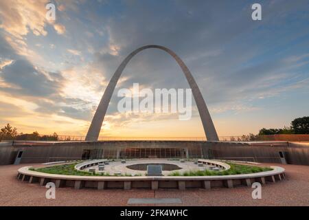 ST. LOUIS, MISSOURI - 25 AGOSTO 2018: Il Gateway Arch e il Centro visitatori nel Gateway Arch National Park all'alba. Foto Stock