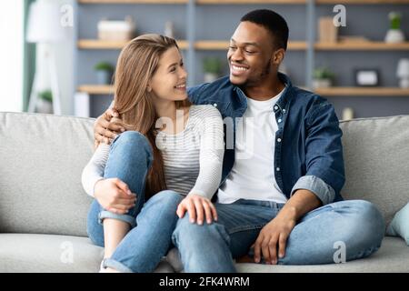 Ritratto di coppia di amore Interrazziale che si rilassa insieme a casa Foto Stock