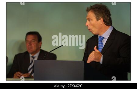 Tony Blair si rivolge a una conferenza stampa alla fine del Progressive Governance Summit a Penny Hill Park a Bagshot, Surrey. Ascoltato dal Cancelliere Gerhard Schroeder della Germania.pic David Sandison 14/7/2003 Foto Stock