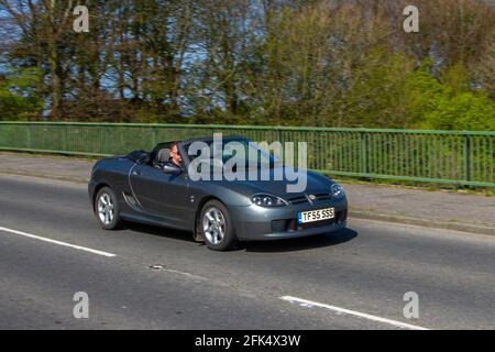 2005 MG TF grigio a media potenza, trazione posteriore vetture stradali 1976cc ; veicoli veicolari in movimento, automobili che guidano veicoli su strade britanniche, motori, motori sulla M6 autostrada Foto Stock