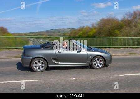 2005 MG TF grigio a media potenza, trazione posteriore vetture stradali 1976cc ; veicoli veicolari in movimento, automobili che guidano veicoli su strade britanniche, motori, motori sulla M6 autostrada Foto Stock