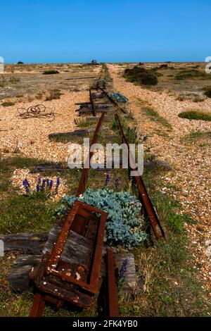 Inghilterra, Kent, Dungeness, Abandoned Rails on Beach *** Local Caption *** Regno Unito, Gran Bretagna, Inghilterra, Kent, Dungeness, Coast, Coastal Foto Stock