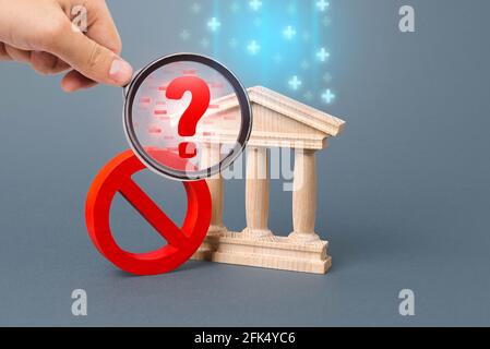 Ispezione della banca per violazioni finanziarie. Procedura di liquidazione bancaria fallita. Falsificazione del rendiconto finanziario Reporting. Riciclaggio di denaro, Foto Stock
