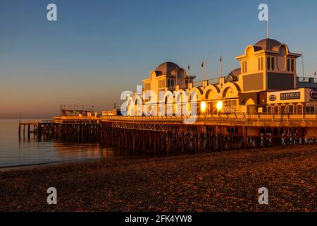 Inghilterra, Hampshire, Portsmouth, Southsea, Beach e South Parade Pier *** Local Caption *** Beach, Beaches, Britain, British, Coast, Coastal, England, Engli Foto Stock