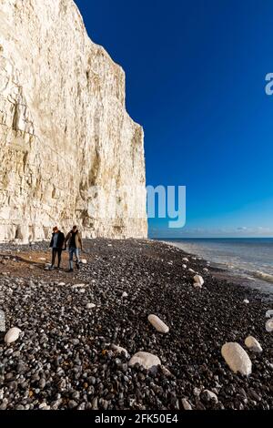 Inghilterra, East Sussex, Eastbourne, Birling Gap, le sette Sorelle Cliffs e la spiaggia con la coppia camminando alla base delle scogliere *** Local Caption *** 7 Siste Foto Stock