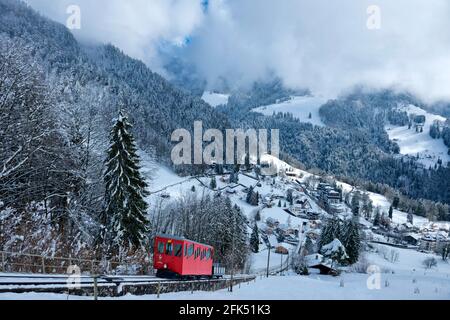 Svizzera, Vaud, Waadt, Hiver, inverno, neige, Schnee, Snow, funiculaire, Standseilbahn, Funicolare Les Avents - Sonloup, Les Avents, montagnes, Berge Foto Stock