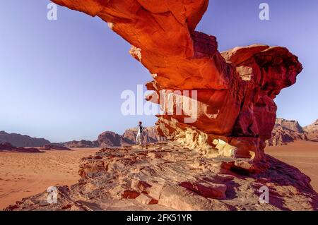 Asia occidentale, Levante, Penisola arabica, Jordanien, Giordania, Wadi Rum, arco di roccia MR Foto Stock