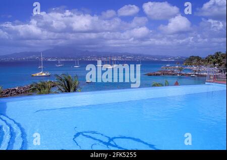 Piscina dell'Hotel Bakoua con vista sul porto di Pointe du Bout, Martinica, Caraibi Foto Stock