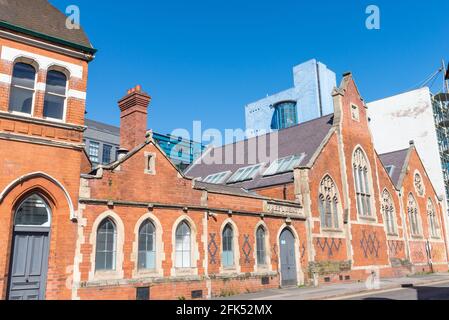 Edificio vittoriano in mattoni rossi che ospitava una biblioteca gratuita a Heath Mill Lane, Custard Factory, Digbeth, Birmingham Foto Stock