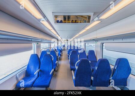 Interno del trasporto passeggeri del treno. Foto Stock