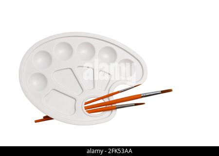 Pennelli e palette isolati su un bianco Foto Stock