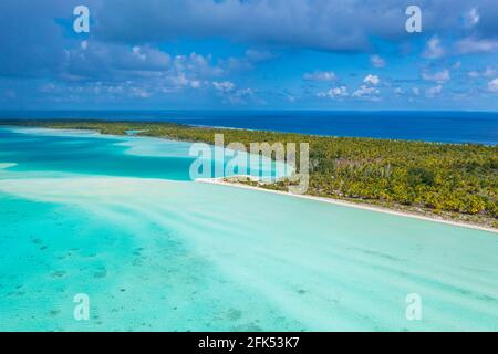 Foto con drone dell'atollo di Tahiti Rangiroa Fakarava e Laguna Blu e isola di motu con spiaggia perfetta e barriera corallina. Antenna tropicale Foto Stock