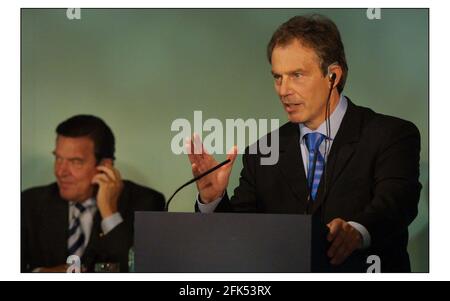 Tony Blair si rivolge a una conferenza stampa alla fine del Progressive Governance Summit a Penny Hill Park a Bagshot, Surrey. Ascoltato dal Cancelliere Gerhard Schroeder della Germania.pic David Sandison 14/7/2003 Foto Stock