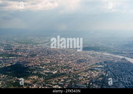 Vista dalla finestra dell'aereo del Danubio che divide Budapest in due parti. Foto Stock