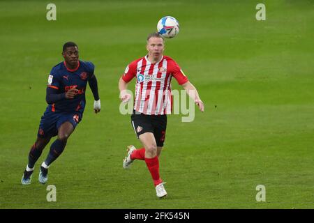 SUNDERLAND, REGNO UNITO. 27 APRILE Grant Leadbitter of Sunderland in azione con il sullay Kaikai di Blackpool durante la partita della Sky Bet League 1 tra Sunderland e Blackpool allo Stadium of Light, Sunderland, martedì 27 aprile 2021. (Credit: Mark Fletcher | MI News) Foto Stock