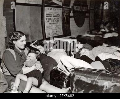 IL 1940 LONDON BLITZ si rifugia nella stazione della metropolitana di Piccadilly Foto Stock