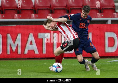 SUNDERLAND, REGNO UNITO. 27 APRILE Grant Leadbitter of Sunderland combatte con Ethan Robson di Blackpool durante la partita della Sky Bet League 1 tra Sunderland e Blackpool allo Stadium of Light di Sunderland martedì 27 aprile 2021. (Credit: Mark Fletcher | MI News) Credit: MI News & Sport /Alamy Live News Foto Stock