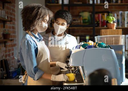 Apertura caffè, formazione tirocinante e sicurezza durante COVID-19 epidemia Foto Stock