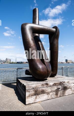 Londra, UK- Aprile 2021: Liberty Grip di Gary Hume - percorso artistico sul Tamigi percorso al Tide, lungofiume lineare parco - Greenwich Foto Stock