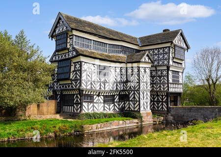 Little Moreton Hall un edificio classificato di grado 1 in bianco e nero Casa a graticcio Tudor maniero con un fossato Congleton Cheshire Inghilterra GB UK Europa Foto Stock