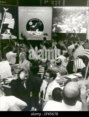 Houston, TX - (FILE) -- Vista generale della Sala di controllo delle operazioni della Missione nel Centro di controllo della Missione, edificio 30, con il presidiato Centro Spacecraft, che mostra i controllori di volo che celebrano la riuscita conclusione della missione di atterraggio lunare Apollo 11 il 24 luglio 1969.Credit: NASA via CNP /MediaPunch Foto Stock