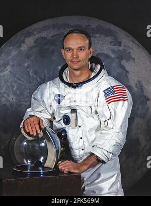 Houston, TX - file photo -- Ritratto di Michael Collins, modulo di comando (CM) pilota di Apollo 11 Lunar Landing Mission preso il 1 maggio 1969. L'Apollo 11 è stato il secondo e ultimo viaggio di Collins nello spazio. In precedenza ha pilotato la missione Gemini 10 il 18 luglio 1966. In quella missione Collins completò due periodi di attività extraveicolare (EVA). Apollo 11 è stato lanciato il 16 luglio 1969. Collins rimase in orbita lunare a bordo DEL CM 'Columbia', mentre i suoi compagni di equipaggio Neil Armstrong e Buzz Aldrin sbarcarono sulla Luna.Credit: NASA via CNP /MediaPunch Foto Stock