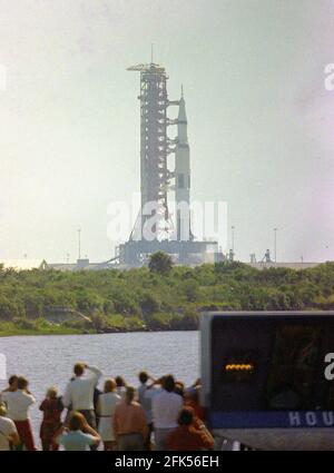 Il veicolo di lancio Saturn V SA-506 con astronauti e attrezzature Apollo 11 a bordo, viene raffigurato nei secondi precedenti al decollo dal complesso di lancio 39A presso il Kennedy Space Center di Cape Canaveral, Florida, mercoledì 16 luglio 1969. Lancerà la prima missione presidiata per atterrare sulla Luna. Credito: Ron Sachs/CNP /MediaPunch Foto Stock