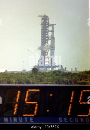Il veicolo di lancio Saturn V SA-506 con astronauti e attrezzature Apollo 11 a bordo, viene raffigurato quindici minuti e quindici secondi prima del decollo dal complesso di lancio 39A presso il Kennedy Space Center di Cape Canaveral, Florida, mercoledì 16 luglio 1969. Lancerà la prima missione presidiata per atterrare sulla Luna. Credito: Ron Sachs/CNP /MediaPunch Foto Stock