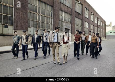 West Side Story è un film di dramma musicale romantico americano di prossima uscita diretto e co-prodotto da Steven Spielberg, con una sceneggiatura di Tony Kushner e coreografia di Justin Peck. Questa fotografia è esclusivamente per uso editoriale ed è copyright della società cinematografica e/o del fotografo assegnato dalla società di produzione e può essere riprodotta solo da pubblicazioni in concomitanza con la promozione del suddetto film. È richiesto un credito obbligatorio per la società cinematografica. Il fotografo deve essere accreditato anche quando è noto. Foto Stock