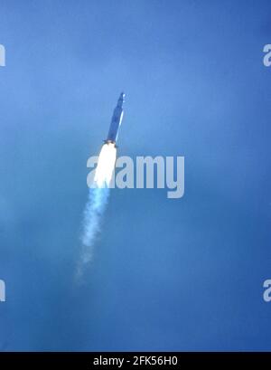 Il veicolo di lancio Saturn V SA-506 con gli astronauti e le attrezzature Apollo 11 a bordo, è raffigurato in volo dopo il decollo dal complesso di lancio 39A al Kennedy Space Center a Cape Canaveral, Florida, mercoledì 16 luglio 1969. Credito: Ron Sachs/CNP /MediaPunch Foto Stock