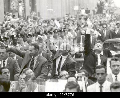 New York, NY - (FILE) -- New York City accoglie i tre astronauti Apollo 11, Neil A. Armstrong, Michael Collins, e Buzz Aldrin, Jr. In una doccia di ticker nastro lungo Broadway e Park Avenue, in una sfilata chiamato al tempo come il più grande nella storia della città il 13 agosto 1969.Credit: NASA via CNP | utilizzo in tutto il mondo Foto Stock