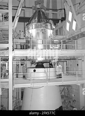 Cape Canaveral, FL - (FILE) -- il modulo di comando/servizio Apollo 11 (CSM) sono stati accoppiati all'adattatore del modulo Lunar Saturn V nell'edificio di assemblaggio del veicolo presso il Kennedy Space Center il 11 aprile 1969.Credit: NASA via CNP. | utilizzo in tutto il mondo Foto Stock