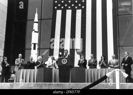 Washington, DC - (file) -- Il Presidente degli Stati Uniti George H.W. Bush parla al Museo Nazionale dell'aria e dello spazio il ventesimo anniversario dell'Apollo 11 sbarco sulla Luna. Qui, il 20 luglio 1989, Bush ha annunciato la sua nuova esplorazione spaziale iniziativa, che era quello di completare la stazione spaziale, restituire l'uomo sulla luna, e portare l'uomo su Marte per la prima volta. Il piano è caduto a parte quando la NASA ha offerto un bilancio stimato a 500 miliardi di euro per i prossimi 20-30 anni per raggiungere il Presidente dell'obiettivo. Congresso balked, e la NASA ha restituito alla sua precedente programma di robotica principalmente l'esplorazione dello spazio. Da sinistra Foto Stock