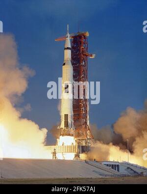 File photo - Cape Canaveral, FL - -- il veicolo spaziale Apollo 11 Saturn V si solleva con gli astronauti Neil A. Armstrong, Michael Collins ed Edwin E. Aldrin, Jr., alle 9:32 a.m. EDT, mercoledì 16 luglio 1969, dal complesso di lancio del Kennedy Space Center 39A. --- l'astronauta americano Michael Collins, che ha volato il modulo di comando Apollo 11 mentre i suoi crewmates sono diventati la prima gente a terra sulla Luna il 20 luglio 1969, è morto il mercoledì dopo aver combattuto il cancro, la sua famiglia ha detto. Foto di NASA via CNP. /ABACAPRESS.COM Foto Stock